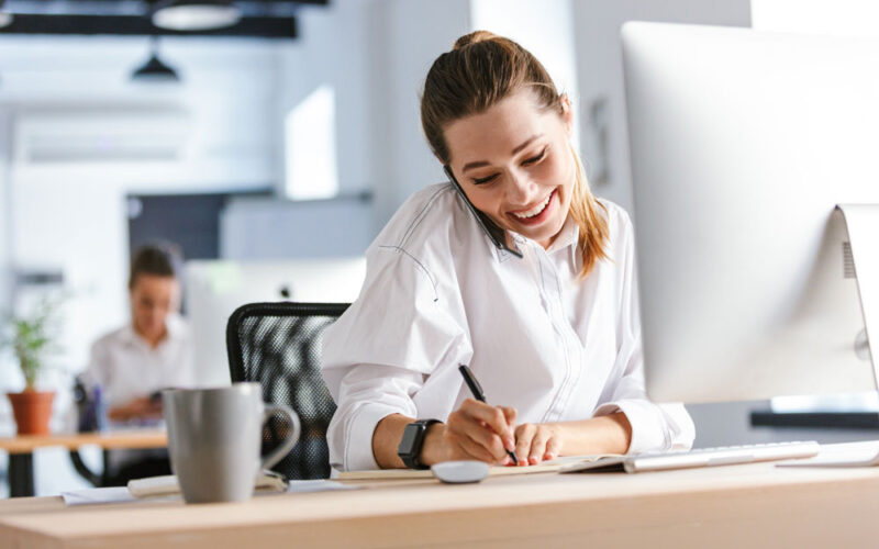 Büromitarbeiterin bei der Arbeit