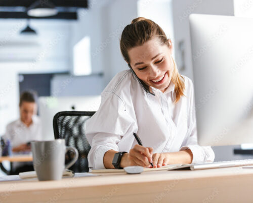 Büromitarbeiterin bei der Arbeit