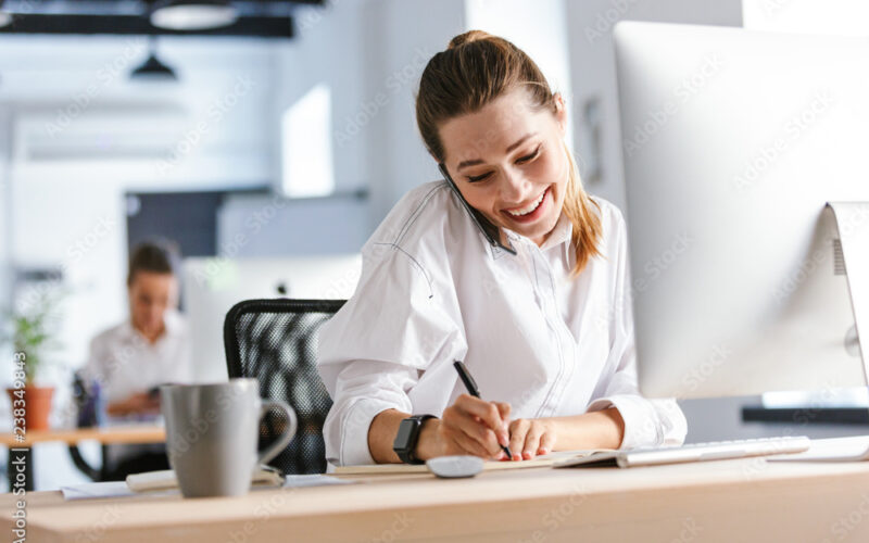 Büromitarbeiterin bei der Arbeit