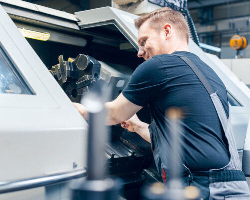 Arbeiter bedient Maschine