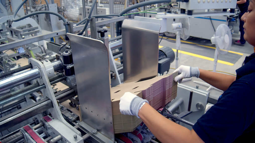 Produktion an der Klebemaschine