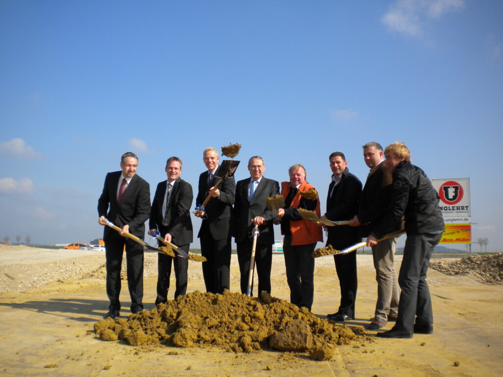 BayPack-Mitarbeiter beim Spatenstich