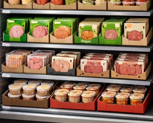Regal vegane Produkte im Karton